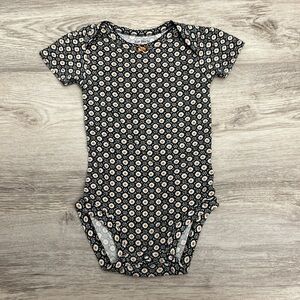 Carter's Black, White & Orange Print Short Sleeve Bodysuit / Onesie Size 9 Month
